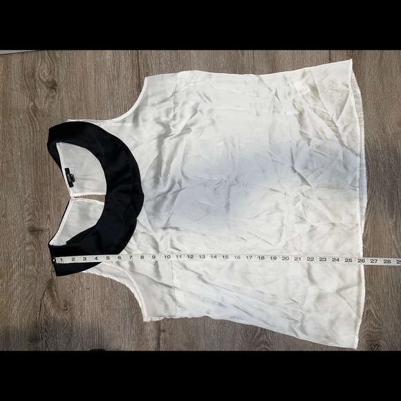 ⭐️5 for $25⭐️ 

Black and white sleeveless top - Picture 5 of 6